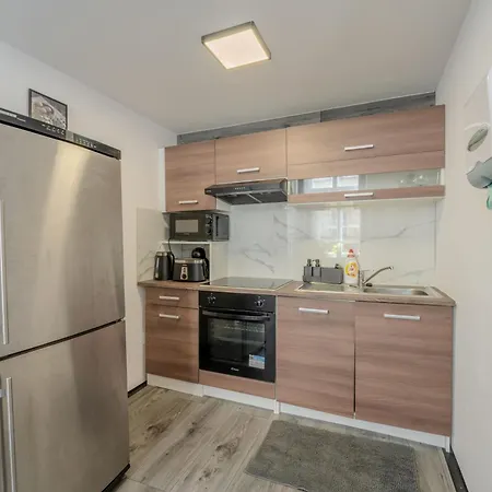 Stunning & Spacious 2bdr Apt In Center Appartement